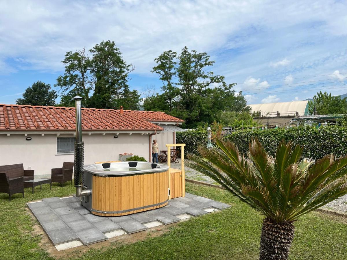La Camelia Villa Massa e Cozzile ภายนอก รูปภาพ